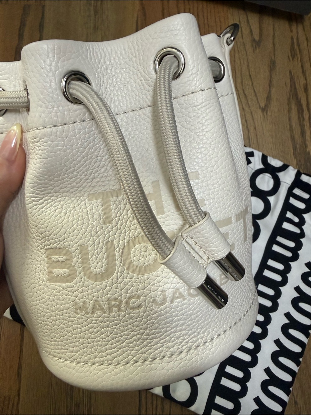Marc Jacobs Small Leather Bucket Bag in Cream - Picture 4 of 7